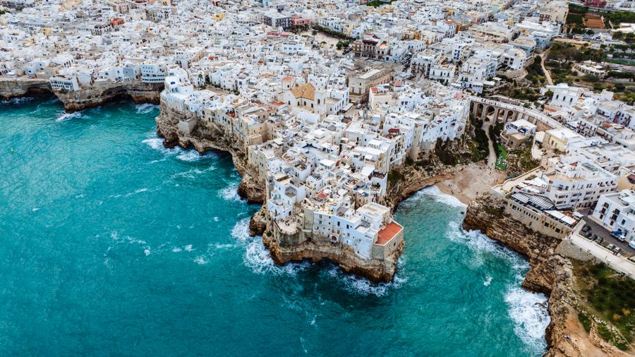 Polignano a Mare vista dall'alto, con le case bianche sulla scogliera