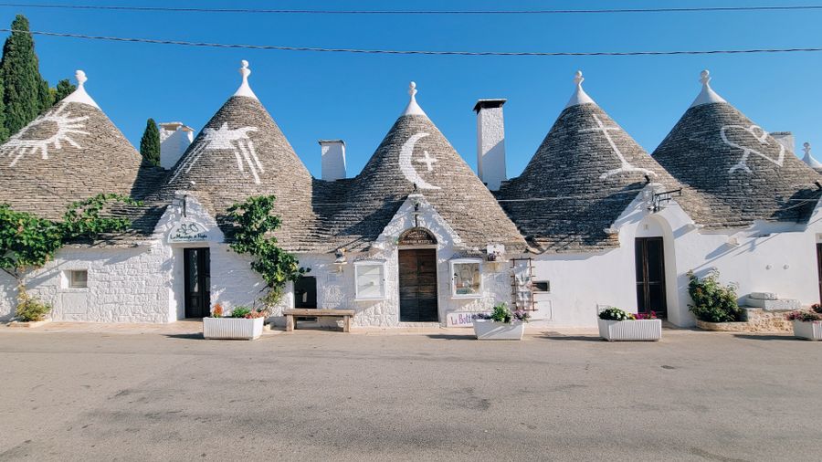 I trulli di Alberobello sotto il cielo azzurro