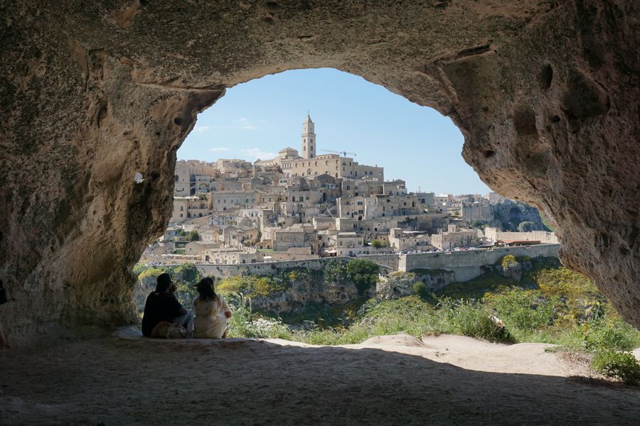 I Sassi di Matera visti da una grotta della Murgia