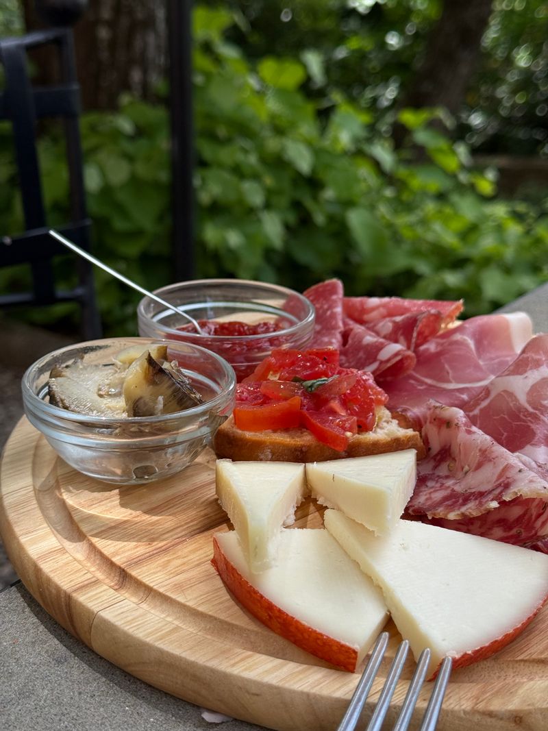 Tagliere di salumi, formaggi e bruschette